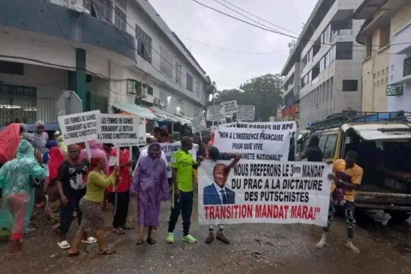 Des manifestants se mobilisent à Kaloum : ‘’Nous préférons le 3e mandat d’Alpha Condé à la dictature des putschistes’’